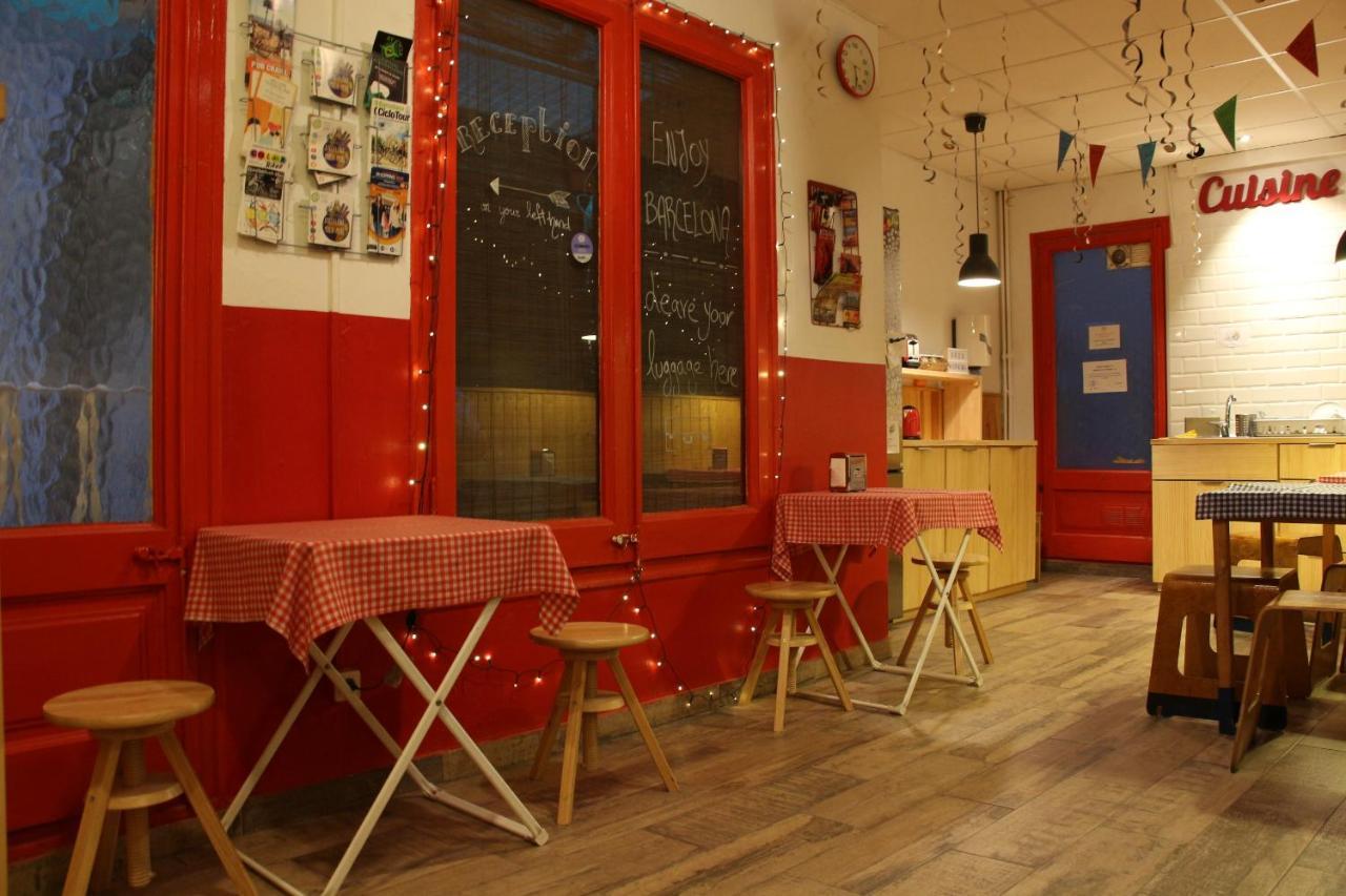 Albergue Buba House Barcelona Exterior foto Interior of a typical French bistro