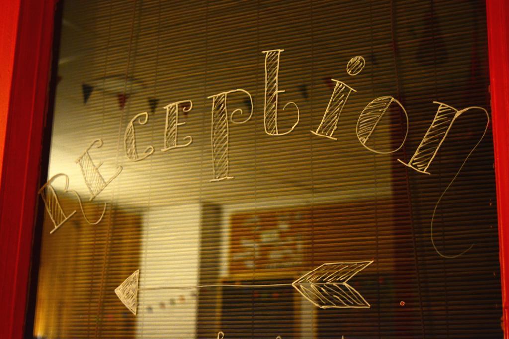 Albergue Buba House Barcelona Exterior foto The logo of the theatre
