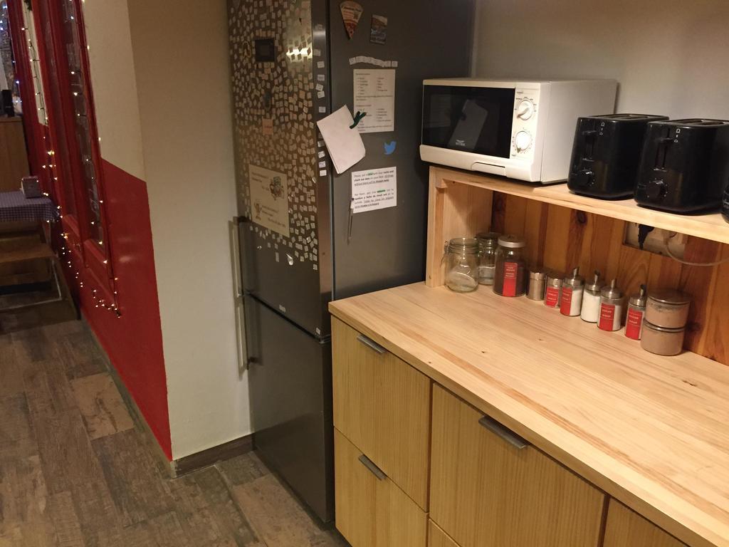 Albergue Buba House Barcelona Exterior foto A typical kitchen in a student residence hall