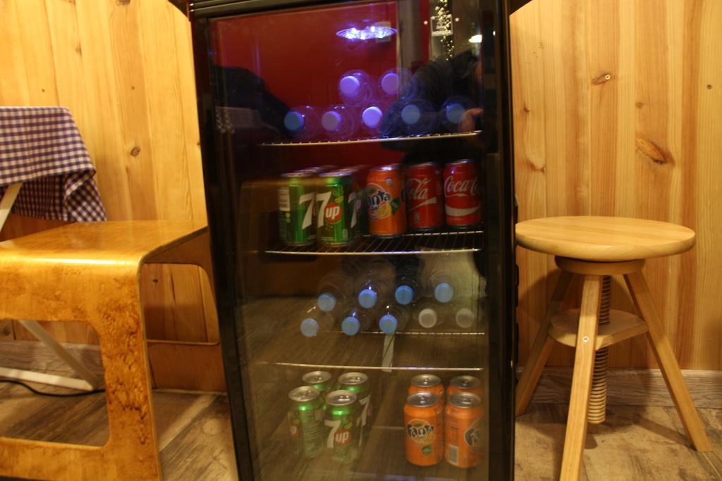 Albergue Buba House Barcelona Exterior foto A small refrigerator