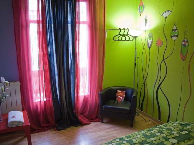 Albergue Buba House Barcelona Exterior foto A room at the hostel