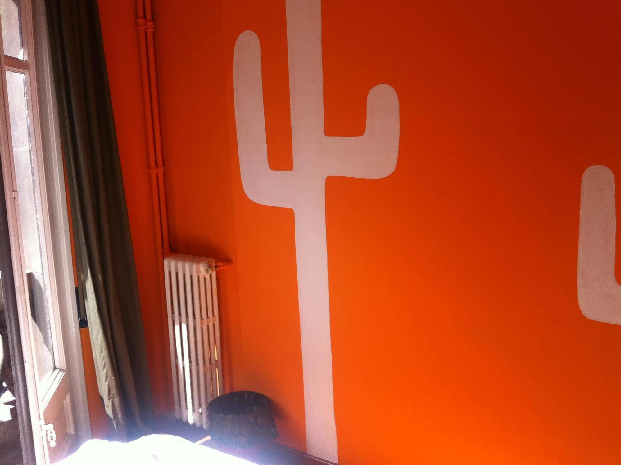 Albergue Buba House Barcelona Exterior foto The logo of the band on the wall of a room in the hotel
