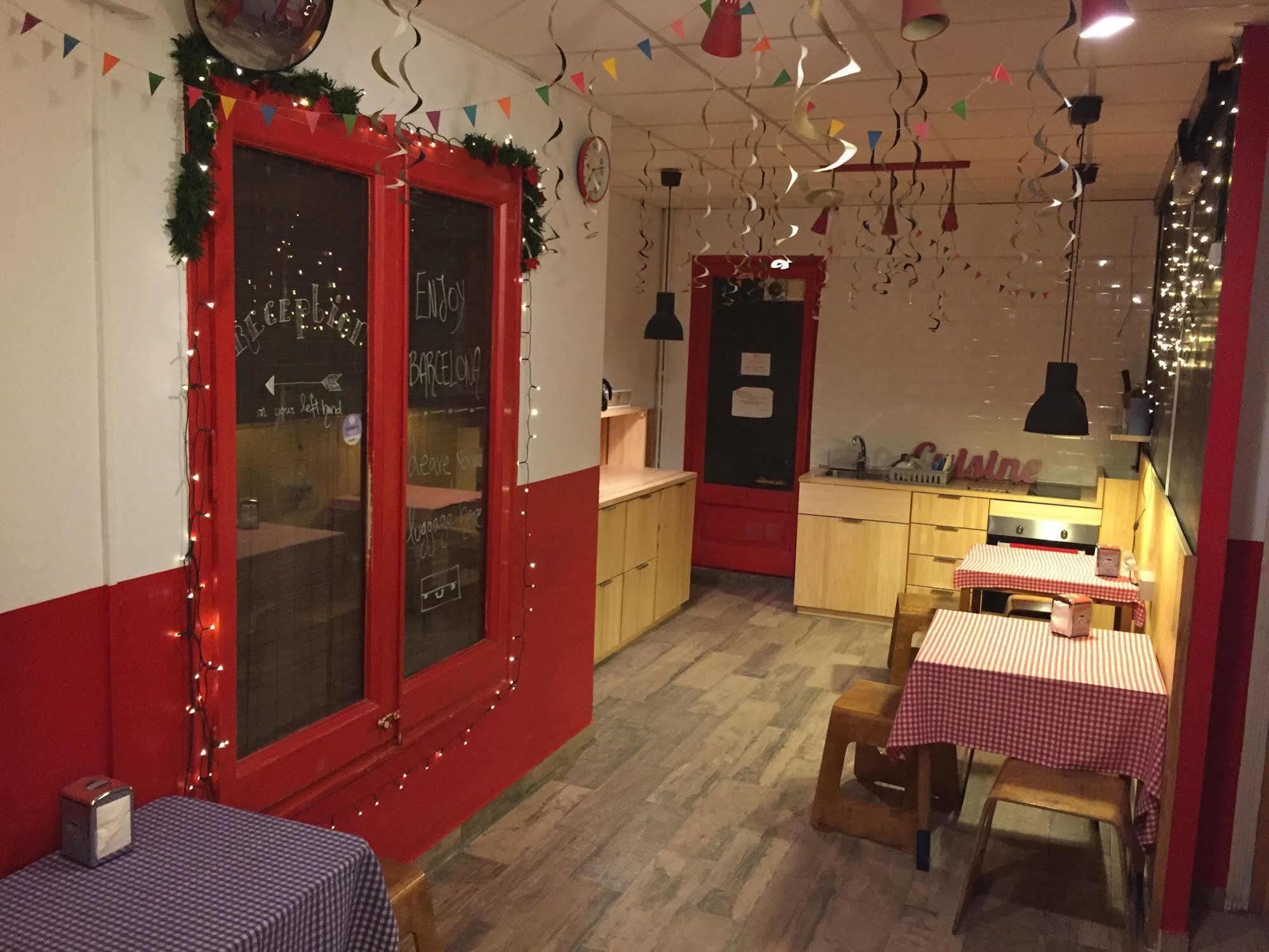 Albergue Buba House Barcelona Exterior foto The kitchen at the hostel