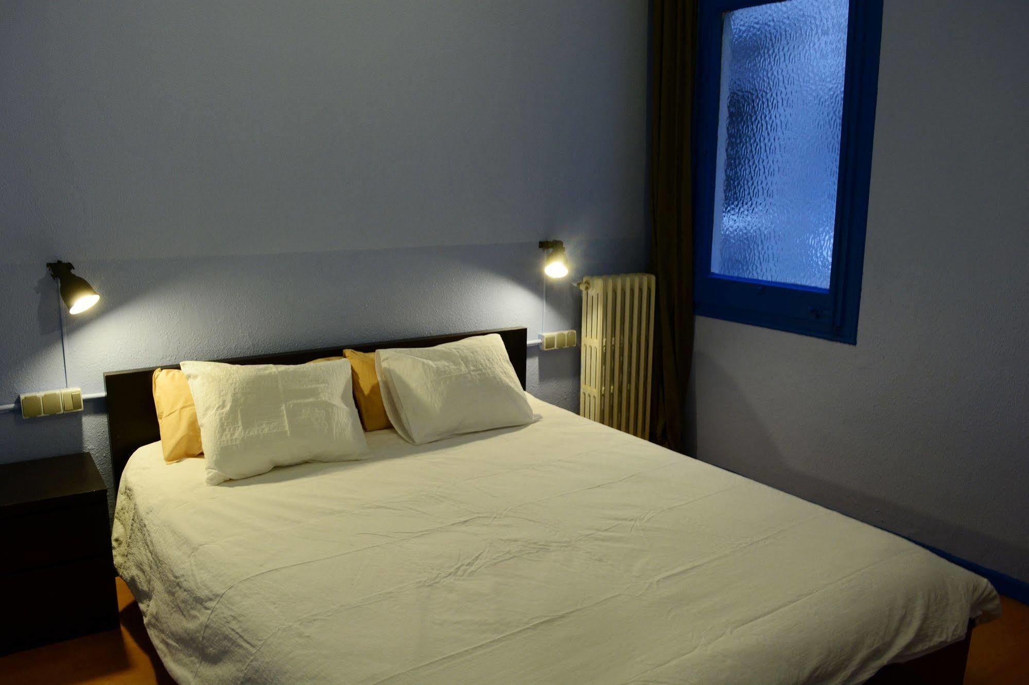 Albergue Buba House Barcelona Exterior foto A bedroom