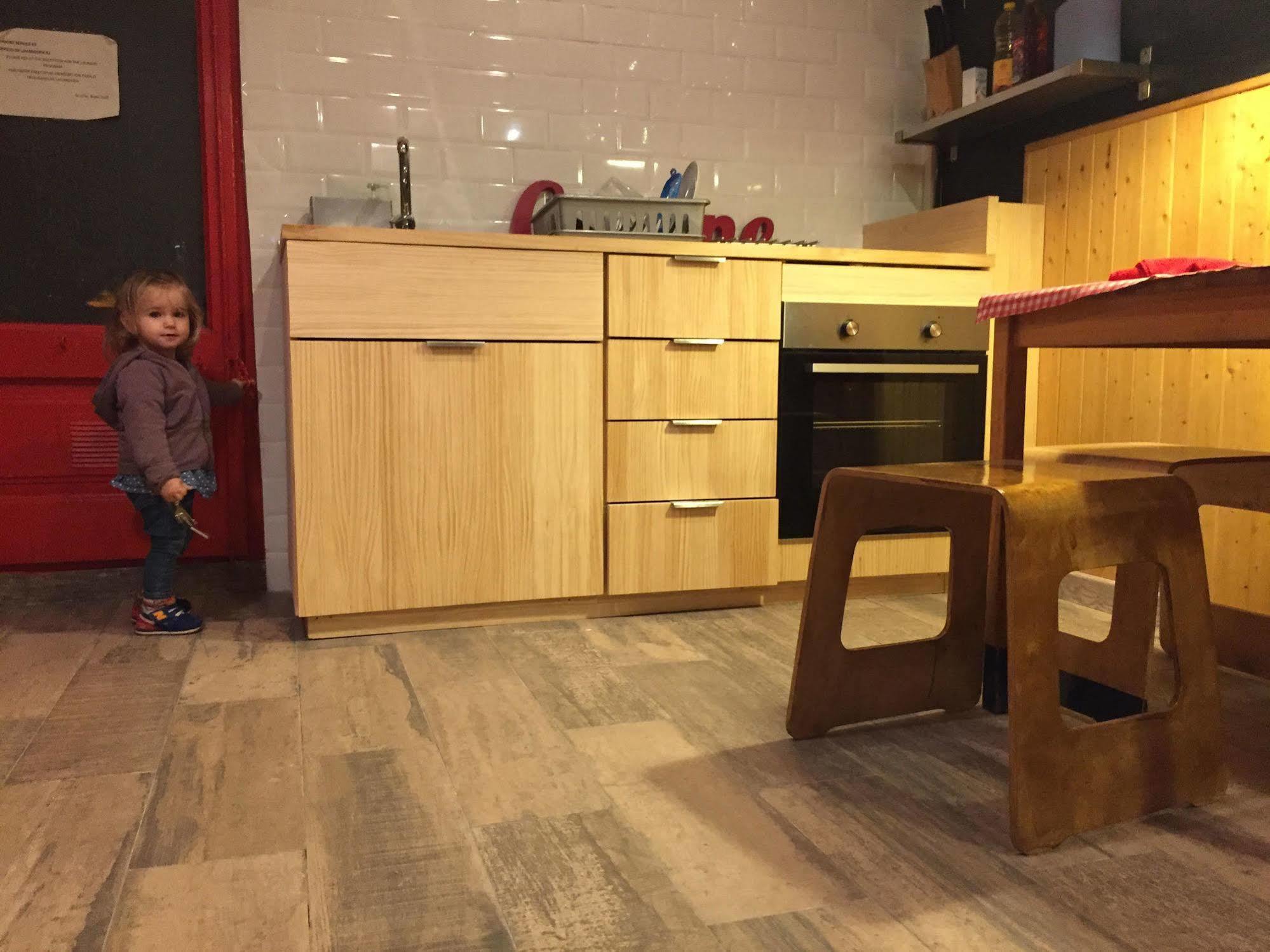 Albergue Buba House Barcelona Exterior foto A child in a kitchen