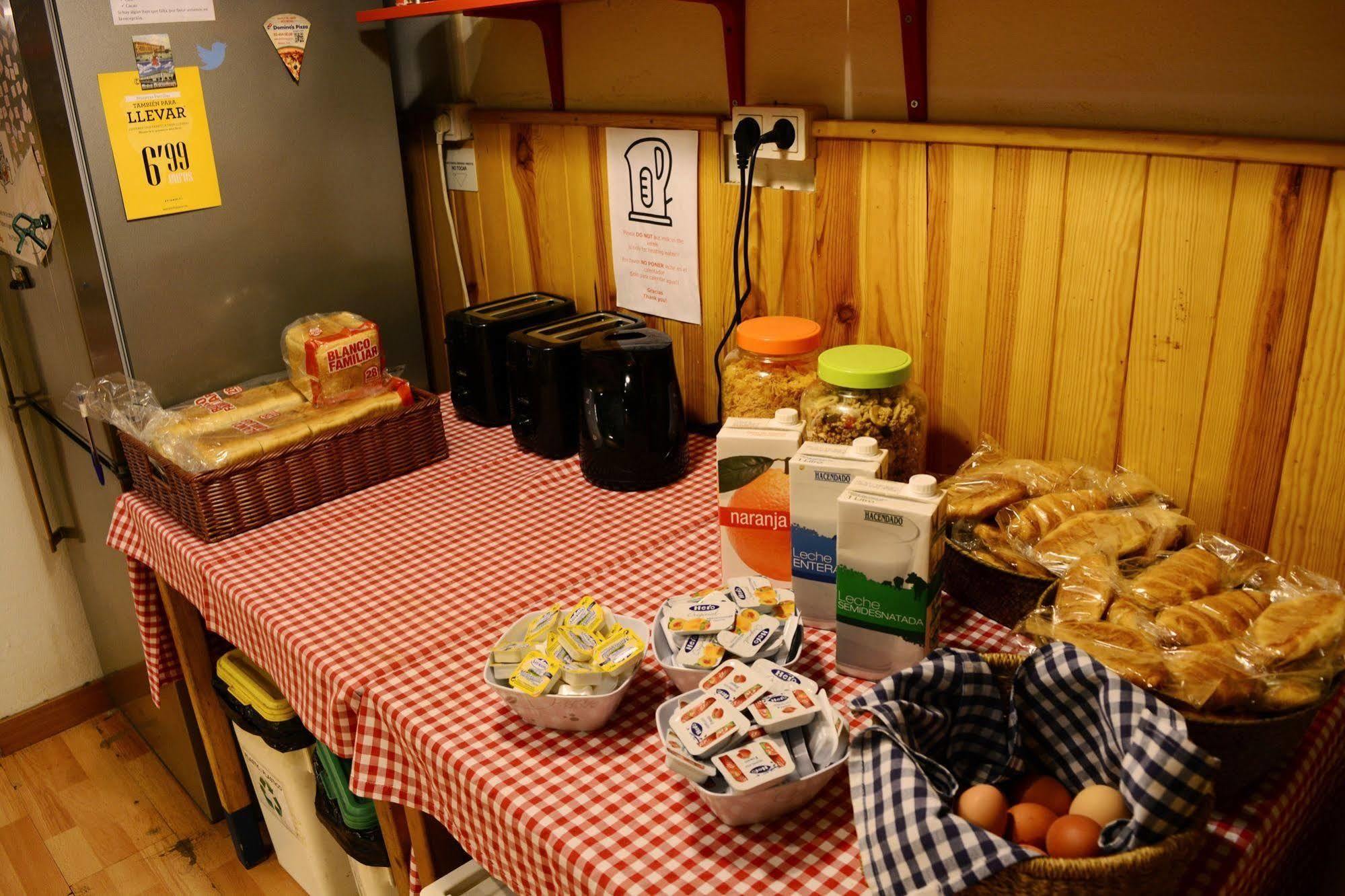 Albergue Buba House Barcelona Exterior foto A typical breakfast buffet