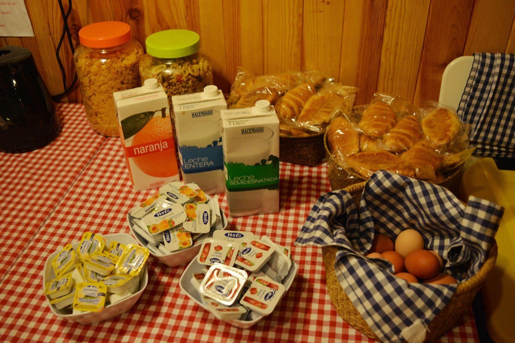 Albergue Buba House Barcelona Exterior foto Breakfast in the Alps