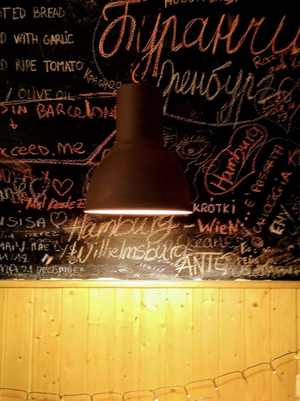 Albergue Buba House Barcelona Exterior foto A message written on a chalkboard