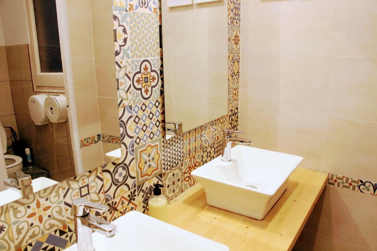 Albergue Buba House Barcelona Exterior foto Bathroom in the hotel