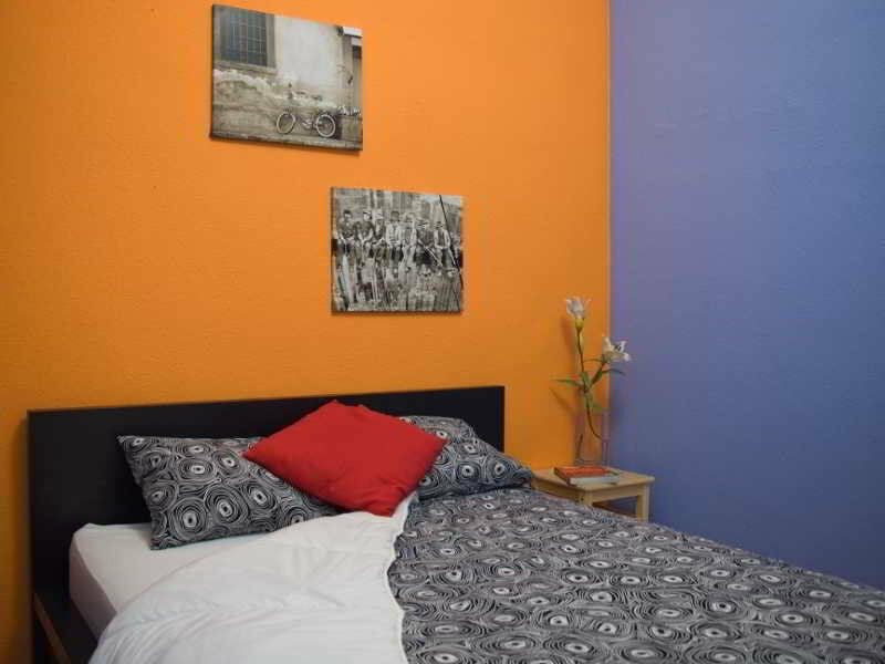 Albergue Buba House Barcelona Exterior foto A bedroom