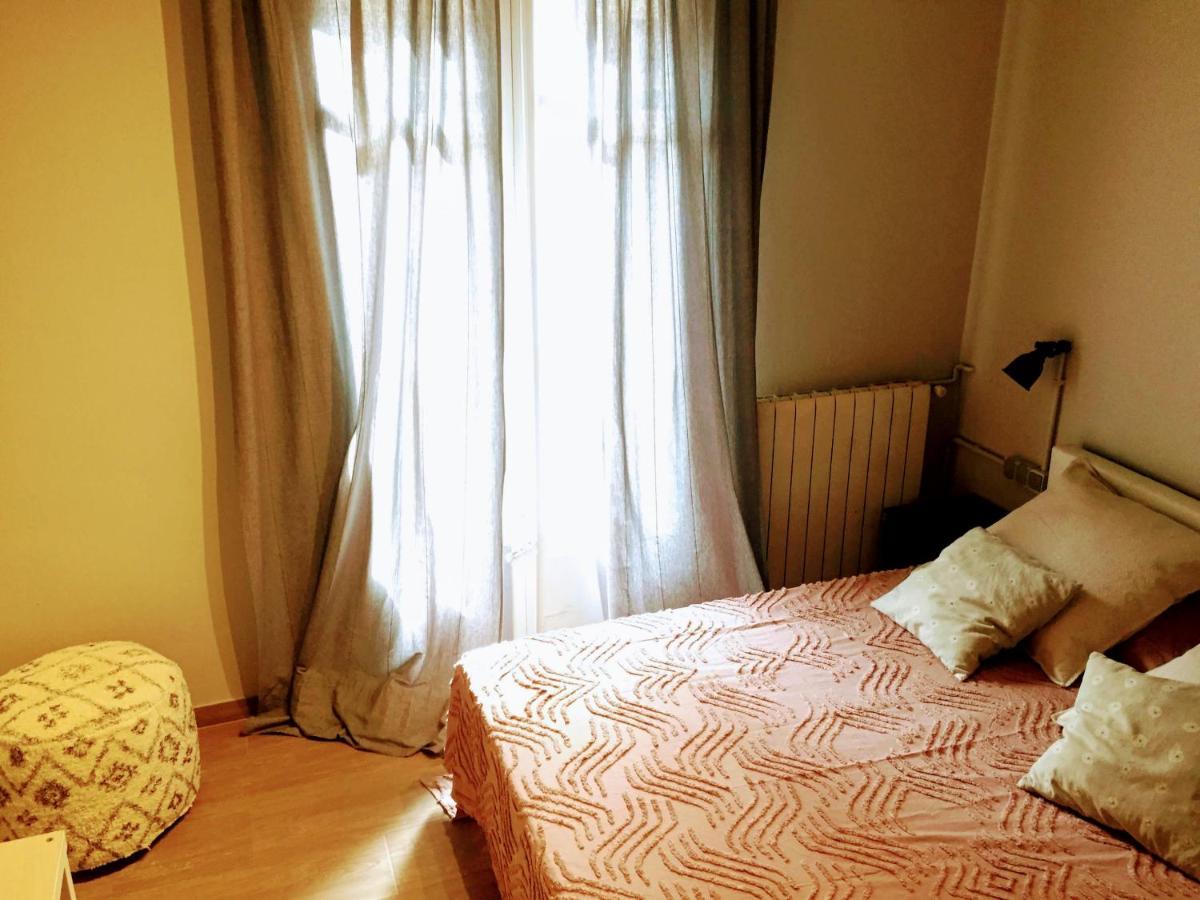 Albergue Buba House Barcelona Exterior foto A bedroom in Madrid, Spain